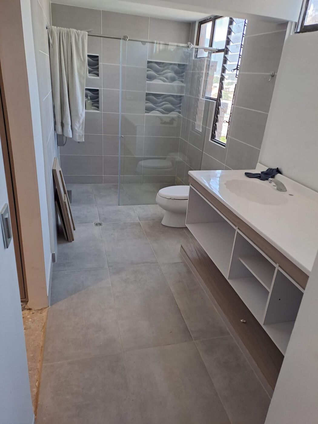Baño con mueble lavabo blanco