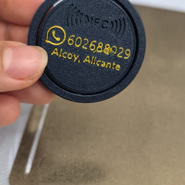 Reverso del llavero con NFC, teléfono y Alcoy, Alicante