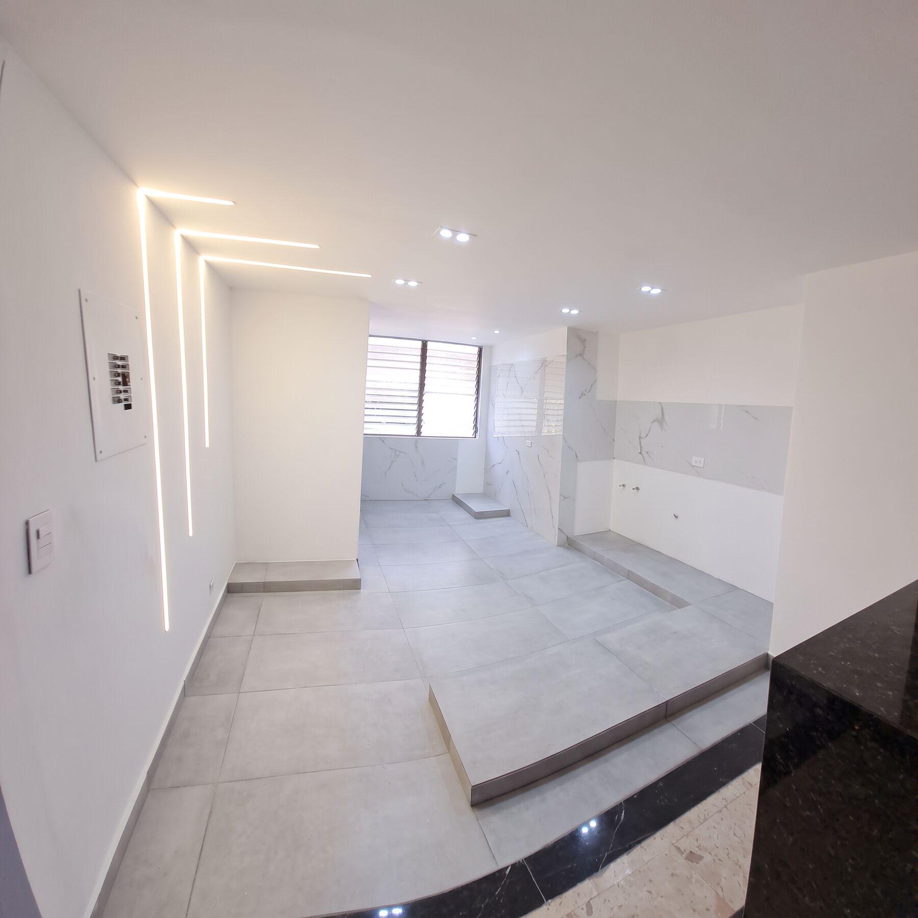 Estancia blanca con líneas de luz LED